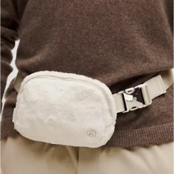 New Lululemon Everywhere Belt Bag Plush Fleece white - Picture 3 of 10